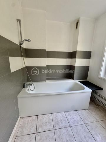 Nathalie CORDIER vous présente cet appartement traversant d’environ 86 m², situé au cœur du quartier Neuland face à la forêt.

🌿 De beaux volumes, quatre chambres et un environnement verdoyant : un appartement à personnaliser selon vos envies !
Situé au 1er étage d’une résidence, cet appartement d’environ 86 m² offre un beau potentiel et de nombreuses possibilités d’aménagement.

Il se compose d’un séjour, d’une cuisine, de quatre chambres, d’une salle de bains, d’un WC ainsi que d’un grand dégagement.
Une cave privative vient compléter ce bien, offrant un espace de rangement supplémentaire appréciable.

✨ Des travaux de rafraîchissement sont à prévoir dans l’ensemble de l’appartement, vous permettant de repenser les espaces et la décoration afin de créer un intérieur à votre image.

Côté confort :
- Fenêtres en double vitrage
- Chauffage et production d’eau chaude au gaz

🌳 Un emplacement particulièrement agréable !
Situé face à la forêt et à proximité du lac, cet appartement bénéficie d’un environnement verdoyant, tout en restant proche de toutes les commodités.
🏫 Écoles maternelle et élémentaire du Neuland à deux pas.
🌿 Forêt et lac à proximité, parfaits pour les promenades et les moments de détente.
🚗 Nombreuses possibilités de stationnement aux alentours.

📍 Une situation géographique intéressante :
🇩🇪 Allemagne à proximité immédiate
🚗 Metz à environ 35 minutes
🇱🇺 Luxembourg à environ 1h 

❤️ Avec ses quatre chambres, ses beaux volumes et son potentiel d’aménagement, cet appartement représente une belle opportunité pour ceux qui souhaitent créer un intérieur à leur image.
📞 N’hésitez pas à me contacter pour tout renseignement complémentaire ou pour organiser une visite.









    

Cette conversation vous a-t-elle été utile jusqu’ici ?