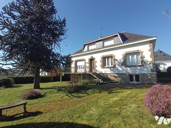 Grande maison familiale avec jardin et dépendances.