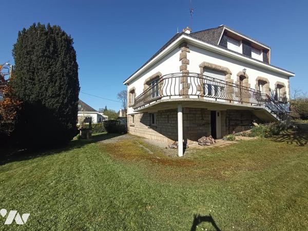 Grande maison familiale avec jardin et dépendances.