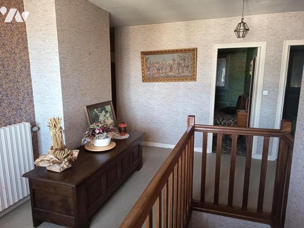 Grande maison familiale avec jardin et dépendances.