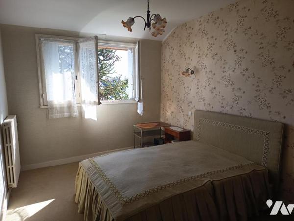 Grande maison familiale avec jardin et dépendances.