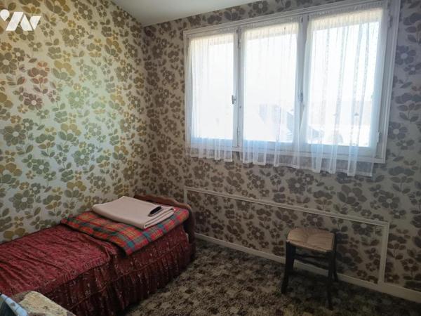 Grande maison familiale avec jardin et dépendances.