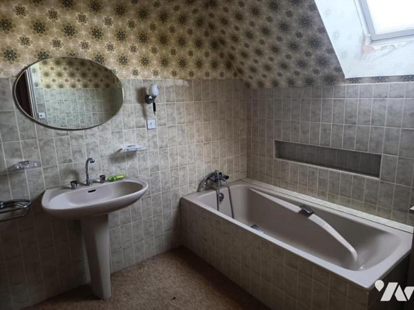 Grande maison familiale avec jardin et dépendances.