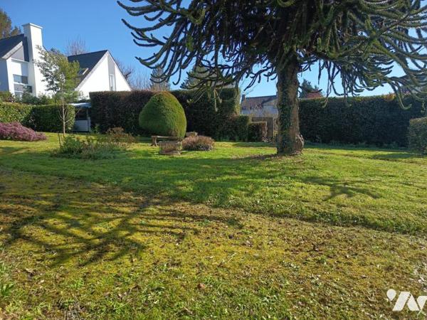 Grande maison familiale avec jardin et dépendances.
