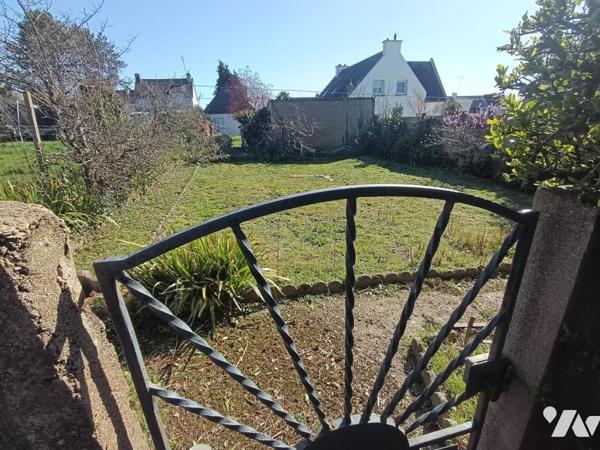 Grande maison familiale avec jardin et dépendances.