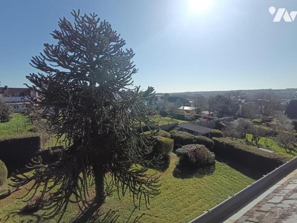 Grande maison familiale avec jardin et dépendances.