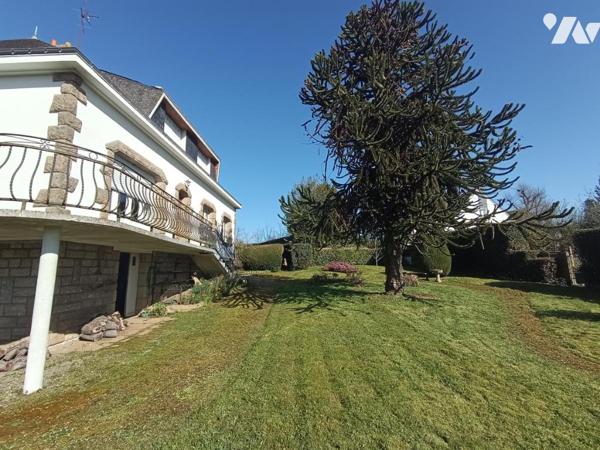 Grande maison familiale avec jardin et dépendances.