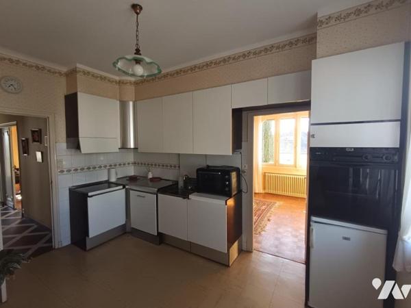 Grande maison familiale avec jardin et dépendances.