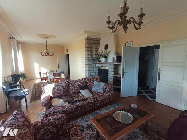 Grande maison familiale avec jardin et dépendances.