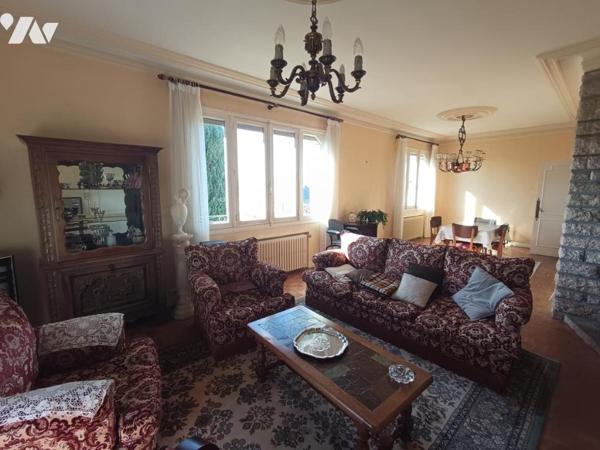 Grande maison familiale avec jardin et dépendances.