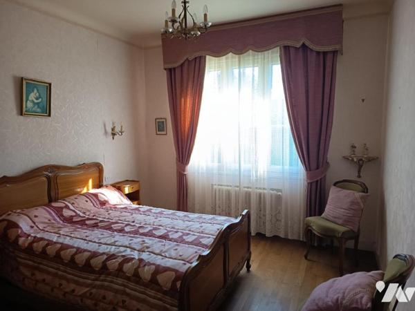 Grande maison familiale avec jardin et dépendances.