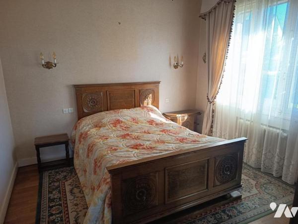 Grande maison familiale avec jardin et dépendances.