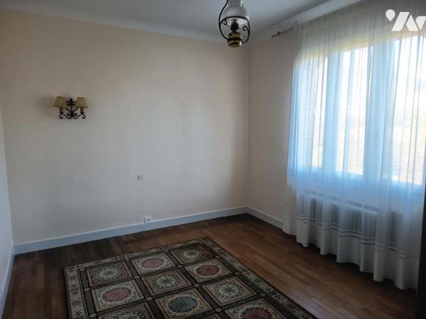 Grande maison familiale avec jardin et dépendances.