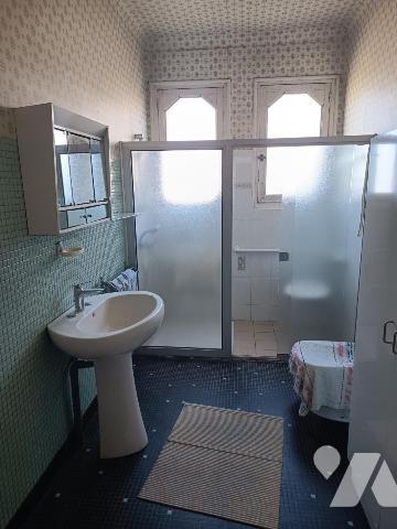 Grande maison familiale avec jardin et dépendances.