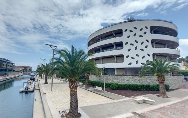PORT-FREJUS Spacieux T3 de standing vue canal port garage
