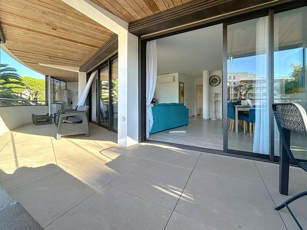 PORT-FREJUS Spacieux T3 de standing vue canal port garage