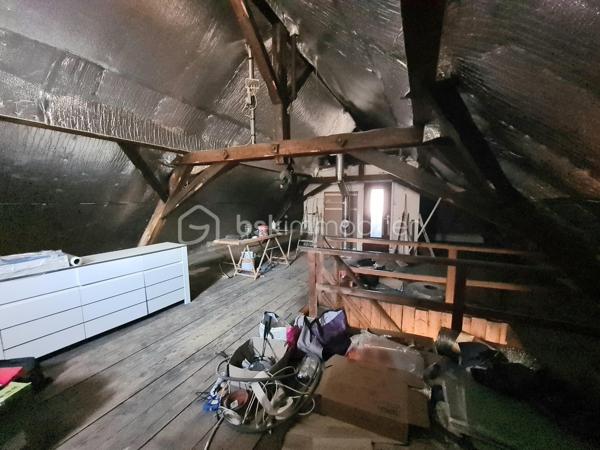 À découvrir au cœur d’un village, au pied des montagnes, cette maison individuelle offre un cadre de vie idéal pour une famille, les amoureux de la nature ou les passionnés de bricolage.

La maison dispose d’une belle pièce de vie chaleureuse avec poêle à bois, idéale pour partager de bons moments en famille. Une cuisine pratique avec cellier attenant permet de bénéficier de rangements supplémentaires au quotidien.
Vous trouverez également au rez-de-chaussée une buanderie avec point d’eau et WC.

À l’étage, l’espace nuit se compose de 3 chambres, d’un bureau ainsi que d’une salle de bain.

Et pour ceux qui ont besoin de davantage d’espace, un grenier aménageable vient compléter le bien. Une première pièce y est déjà créée et dispose même de sa propre fenêtre, laissant envisager différents projets : chambre supplémentaire, salle de jeux, bureau, espace loisirs…
🔨 Un véritable atout pour les bricoleurs !

La propriété bénéficie d’une grande dépendance, offrant de nombreuses possibilités : atelier, stockage, rangement du bois, matériel, vélos, etc.
Un carport permet également d’abriter votre véhicule.
La maison dispose d’une cour mais pas de jardin, un extérieur facile à entretenir tout en profitant d’un espace extérieur agréable.

🌲 Côté environnement : vous êtes au pied des montagnes, dans un secteur idéal pour les amoureux de nature, de randonnées et de balades.
Et pour le quotidien, Cernay se trouve à seulement 3 minutes, avec l’ensemble des commodités nécessaires : commerces, écoles, services, etc.
👉 Une maison pleine de potentiel, idéale pour une famille à la recherche d’espace et pour ceux qui souhaitent disposer de dépendances pour bricoler, stocker ou laisser libre cours à leurs projets.

Entrée spacieuse avec rangement sous l'escalier
Belle pièce de vie lumineuse avec poêle à bois neuf, ouverte sur une cuisine équipée
Cellier attenant à la cuisine
Chaufferie avec buanderie et WC avec lavabo et possibilité douche

A visiter sans tarder !!!