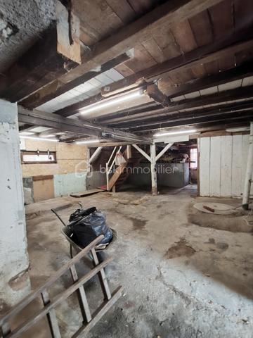 À découvrir au cœur d’un village, au pied des montagnes, cette maison individuelle offre un cadre de vie idéal pour une famille, les amoureux de la nature ou les passionnés de bricolage.

La maison dispose d’une belle pièce de vie chaleureuse avec poêle à bois, idéale pour partager de bons moments en famille. Une cuisine pratique avec cellier attenant permet de bénéficier de rangements supplémentaires au quotidien.
Vous trouverez également au rez-de-chaussée une buanderie avec point d’eau et WC.

À l’étage, l’espace nuit se compose de 3 chambres, d’un bureau ainsi que d’une salle de bain.

Et pour ceux qui ont besoin de davantage d’espace, un grenier aménageable vient compléter le bien. Une première pièce y est déjà créée et dispose même de sa propre fenêtre, laissant envisager différents projets : chambre supplémentaire, salle de jeux, bureau, espace loisirs…
🔨 Un véritable atout pour les bricoleurs !

La propriété bénéficie d’une grande dépendance, offrant de nombreuses possibilités : atelier, stockage, rangement du bois, matériel, vélos, etc.
Un carport permet également d’abriter votre véhicule.
La maison dispose d’une cour mais pas de jardin, un extérieur facile à entretenir tout en profitant d’un espace extérieur agréable.

🌲 Côté environnement : vous êtes au pied des montagnes, dans un secteur idéal pour les amoureux de nature, de randonnées et de balades.
Et pour le quotidien, Cernay se trouve à seulement 3 minutes, avec l’ensemble des commodités nécessaires : commerces, écoles, services, etc.
👉 Une maison pleine de potentiel, idéale pour une famille à la recherche d’espace et pour ceux qui souhaitent disposer de dépendances pour bricoler, stocker ou laisser libre cours à leurs projets.

Entrée spacieuse avec rangement sous l'escalier
Belle pièce de vie lumineuse avec poêle à bois neuf, ouverte sur une cuisine équipée
Cellier attenant à la cuisine
Chaufferie avec buanderie et WC avec lavabo et possibilité douche

A visiter sans tarder !!!