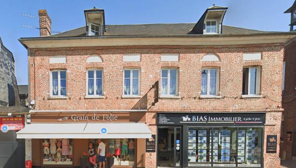 Bel immeuble en plein centre de Buchy