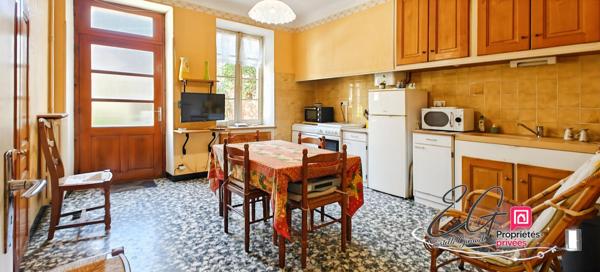 Maison de village de caractère avec cour intime et grand garage  à Caunes-Minervois