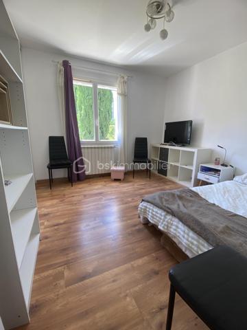 Idéalement située à proximité du centre de Merville, cette maison familiale de plain-pied est implantée sur une parcelle de 1 968m2, entièrement clôturée. Une situation privilégiée où les écoles, les commerces, les transports et les services du quotidien sont accessibles à pied.
Le séjour constitue sans conteste la pièce maîtresse de la maison. Déplafonné, il séduit par son volume et la sensation d'espace qu'il procure. Agrémenté d'une cheminée avec insert et doté de nombreuses ouvertures sur le jardin, il bénéficie d'une luminosité naturelle tout au long de la journée. Ouvert sur la cuisine et l'espace repas, il offre un cadre de vie convivial pour partager les moments du quotidien.
La cuisine aménagée et équipée est complétée par un cellier, apportant un espace de rangement  appréciable et un véritable confort au quotidien.
L'espace nuit, bien distinct des pièces de vie, comprend quatre chambres avec placards, une salle de bains équipée d'une baignoire et d'une douche, une salle d'eau avec WC et des WC indépendants. Les peintures ont été récemment rafraîchies dans des tons neutres.
Les espaces extérieurs prolongent naturellement la pièce de vie. Une vaste terrasse s'étend autour de la maison et propose plusieurs espaces pour profiter des beaux jours, dont une partie couverte. Elle est complétée par une piscine de 10 x 5 mètres, un système d'arrosage automatique, un garage d'environ 25m2 avec mezzanine, un atelier de 12m2 ainsi que plusieurs possibilités de stationnement.
Enfin, les panneaux photovoltaïques, associés à un contrat de revente d'électricité, constituent un atout supplémentaire en générant un revenu complémentaire pour le futur propriétaire.
Vous recherchez une maison alliant confort, espace et proximité des commodités ? Contactez-moi pour échanger sur votre projet. Si cette maison correspond à vos attentes, je serai ravie de vous la faire découvrir lors d'une visite.
