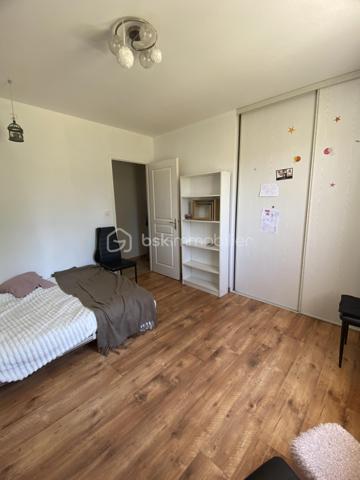 Idéalement située à proximité du centre de Merville, cette maison familiale de plain-pied est implantée sur une parcelle de 1 968m2, entièrement clôturée. Une situation privilégiée où les écoles, les commerces, les transports et les services du quotidien sont accessibles à pied.
Le séjour constitue sans conteste la pièce maîtresse de la maison. Déplafonné, il séduit par son volume et la sensation d'espace qu'il procure. Agrémenté d'une cheminée avec insert et doté de nombreuses ouvertures sur le jardin, il bénéficie d'une luminosité naturelle tout au long de la journée. Ouvert sur la cuisine et l'espace repas, il offre un cadre de vie convivial pour partager les moments du quotidien.
La cuisine aménagée et équipée est complétée par un cellier, apportant un espace de rangement  appréciable et un véritable confort au quotidien.
L'espace nuit, bien distinct des pièces de vie, comprend quatre chambres avec placards, une salle de bains équipée d'une baignoire et d'une douche, une salle d'eau avec WC et des WC indépendants. Les peintures ont été récemment rafraîchies dans des tons neutres.
Les espaces extérieurs prolongent naturellement la pièce de vie. Une vaste terrasse s'étend autour de la maison et propose plusieurs espaces pour profiter des beaux jours, dont une partie couverte. Elle est complétée par une piscine de 10 x 5 mètres, un système d'arrosage automatique, un garage d'environ 25m2 avec mezzanine, un atelier de 12m2 ainsi que plusieurs possibilités de stationnement.
Enfin, les panneaux photovoltaïques, associés à un contrat de revente d'électricité, constituent un atout supplémentaire en générant un revenu complémentaire pour le futur propriétaire.
Vous recherchez une maison alliant confort, espace et proximité des commodités ? Contactez-moi pour échanger sur votre projet. Si cette maison correspond à vos attentes, je serai ravie de vous la faire découvrir lors d'une visite.
