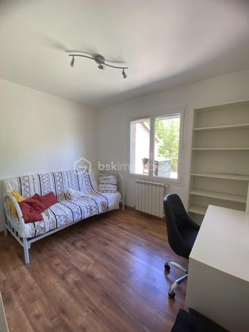 Idéalement située à proximité du centre de Merville, cette maison familiale de plain-pied est implantée sur une parcelle de 1 968m2, entièrement clôturée. Une situation privilégiée où les écoles, les commerces, les transports et les services du quotidien sont accessibles à pied.
Le séjour constitue sans conteste la pièce maîtresse de la maison. Déplafonné, il séduit par son volume et la sensation d'espace qu'il procure. Agrémenté d'une cheminée avec insert et doté de nombreuses ouvertures sur le jardin, il bénéficie d'une luminosité naturelle tout au long de la journée. Ouvert sur la cuisine et l'espace repas, il offre un cadre de vie convivial pour partager les moments du quotidien.
La cuisine aménagée et équipée est complétée par un cellier, apportant un espace de rangement  appréciable et un véritable confort au quotidien.
L'espace nuit, bien distinct des pièces de vie, comprend quatre chambres avec placards, une salle de bains équipée d'une baignoire et d'une douche, une salle d'eau avec WC et des WC indépendants. Les peintures ont été récemment rafraîchies dans des tons neutres.
Les espaces extérieurs prolongent naturellement la pièce de vie. Une vaste terrasse s'étend autour de la maison et propose plusieurs espaces pour profiter des beaux jours, dont une partie couverte. Elle est complétée par une piscine de 10 x 5 mètres, un système d'arrosage automatique, un garage d'environ 25m2 avec mezzanine, un atelier de 12m2 ainsi que plusieurs possibilités de stationnement.
Enfin, les panneaux photovoltaïques, associés à un contrat de revente d'électricité, constituent un atout supplémentaire en générant un revenu complémentaire pour le futur propriétaire.
Vous recherchez une maison alliant confort, espace et proximité des commodités ? Contactez-moi pour échanger sur votre projet. Si cette maison correspond à vos attentes, je serai ravie de vous la faire découvrir lors d'une visite.