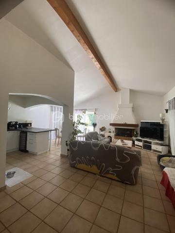Idéalement située à proximité du centre de Merville, cette maison familiale de plain-pied est implantée sur une parcelle de 1 968m2, entièrement clôturée. Une situation privilégiée où les écoles, les commerces, les transports et les services du quotidien sont accessibles à pied.
Le séjour constitue sans conteste la pièce maîtresse de la maison. Déplafonné, il séduit par son volume et la sensation d'espace qu'il procure. Agrémenté d'une cheminée avec insert et doté de nombreuses ouvertures sur le jardin, il bénéficie d'une luminosité naturelle tout au long de la journée. Ouvert sur la cuisine et l'espace repas, il offre un cadre de vie convivial pour partager les moments du quotidien.
La cuisine aménagée et équipée est complétée par un cellier, apportant un espace de rangement  appréciable et un véritable confort au quotidien.
L'espace nuit, bien distinct des pièces de vie, comprend quatre chambres avec placards, une salle de bains équipée d'une baignoire et d'une douche, une salle d'eau avec WC et des WC indépendants. Les peintures ont été récemment rafraîchies dans des tons neutres.
Les espaces extérieurs prolongent naturellement la pièce de vie. Une vaste terrasse s'étend autour de la maison et propose plusieurs espaces pour profiter des beaux jours, dont une partie couverte. Elle est complétée par une piscine de 10 x 5 mètres, un système d'arrosage automatique, un garage d'environ 25m2 avec mezzanine, un atelier de 12m2 ainsi que plusieurs possibilités de stationnement.
Enfin, les panneaux photovoltaïques, associés à un contrat de revente d'électricité, constituent un atout supplémentaire en générant un revenu complémentaire pour le futur propriétaire.
Vous recherchez une maison alliant confort, espace et proximité des commodités ? Contactez-moi pour échanger sur votre projet. Si cette maison correspond à vos attentes, je serai ravie de vous la faire découvrir lors d'une visite.