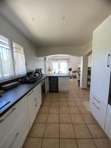 Idéalement située à proximité du centre de Merville, cette maison familiale de plain-pied est implantée sur une parcelle de 1 968m2, entièrement clôturée. Une situation privilégiée où les écoles, les commerces, les transports et les services du quotidien sont accessibles à pied.
Le séjour constitue sans conteste la pièce maîtresse de la maison. Déplafonné, il séduit par son volume et la sensation d'espace qu'il procure. Agrémenté d'une cheminée avec insert et doté de nombreuses ouvertures sur le jardin, il bénéficie d'une luminosité naturelle tout au long de la journée. Ouvert sur la cuisine et l'espace repas, il offre un cadre de vie convivial pour partager les moments du quotidien.
La cuisine aménagée et équipée est complétée par un cellier, apportant un espace de rangement  appréciable et un véritable confort au quotidien.
L'espace nuit, bien distinct des pièces de vie, comprend quatre chambres avec placards, une salle de bains équipée d'une baignoire et d'une douche, une salle d'eau avec WC et des WC indépendants. Les peintures ont été récemment rafraîchies dans des tons neutres.
Les espaces extérieurs prolongent naturellement la pièce de vie. Une vaste terrasse s'étend autour de la maison et propose plusieurs espaces pour profiter des beaux jours, dont une partie couverte. Elle est complétée par une piscine de 10 x 5 mètres, un système d'arrosage automatique, un garage d'environ 25m2 avec mezzanine, un atelier de 12m2 ainsi que plusieurs possibilités de stationnement.
Enfin, les panneaux photovoltaïques, associés à un contrat de revente d'électricité, constituent un atout supplémentaire en générant un revenu complémentaire pour le futur propriétaire.
Vous recherchez une maison alliant confort, espace et proximité des commodités ? Contactez-moi pour échanger sur votre projet. Si cette maison correspond à vos attentes, je serai ravie de vous la faire découvrir lors d'une visite.