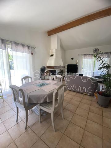 Idéalement située à proximité du centre de Merville, cette maison familiale de plain-pied est implantée sur une parcelle de 1 968m2, entièrement clôturée. Une situation privilégiée où les écoles, les commerces, les transports et les services du quotidien sont accessibles à pied.
Le séjour constitue sans conteste la pièce maîtresse de la maison. Déplafonné, il séduit par son volume et la sensation d'espace qu'il procure. Agrémenté d'une cheminée avec insert et doté de nombreuses ouvertures sur le jardin, il bénéficie d'une luminosité naturelle tout au long de la journée. Ouvert sur la cuisine et l'espace repas, il offre un cadre de vie convivial pour partager les moments du quotidien.
La cuisine aménagée et équipée est complétée par un cellier, apportant un espace de rangement  appréciable et un véritable confort au quotidien.
L'espace nuit, bien distinct des pièces de vie, comprend quatre chambres avec placards, une salle de bains équipée d'une baignoire et d'une douche, une salle d'eau avec WC et des WC indépendants. Les peintures ont été récemment rafraîchies dans des tons neutres.
Les espaces extérieurs prolongent naturellement la pièce de vie. Une vaste terrasse s'étend autour de la maison et propose plusieurs espaces pour profiter des beaux jours, dont une partie couverte. Elle est complétée par une piscine de 10 x 5 mètres, un système d'arrosage automatique, un garage d'environ 25m2 avec mezzanine, un atelier de 12m2 ainsi que plusieurs possibilités de stationnement.
Enfin, les panneaux photovoltaïques, associés à un contrat de revente d'électricité, constituent un atout supplémentaire en générant un revenu complémentaire pour le futur propriétaire.
Vous recherchez une maison alliant confort, espace et proximité des commodités ? Contactez-moi pour échanger sur votre projet. Si cette maison correspond à vos attentes, je serai ravie de vous la faire découvrir lors d'une visite.