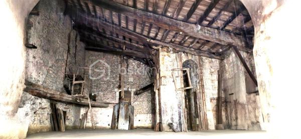 Au cœur de Marguerittes, cette grange de 146 m² aux grands volumes et à la hauteur cathédrale de plus de 6 mètres offre un potentiel rare pour créer un loft d’exception, un atelier d’artiste, une maison d’architecte ou tout autre projet contemporain haut de gamme. Sa configuration permet d’aménager une cour intérieure privative, idéale pour accueillir une piscinette élégante ou un jacuzzi premium, offrant un espace de détente exclusif en plein village. Un bien unique, mêlant caractère, lumière et possibilités architecturales remarquables, à deux pas des commerces et commodités.