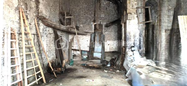 Au cœur de Marguerittes, cette grange de 146 m² aux grands volumes et à la hauteur cathédrale de plus de 6 mètres offre un potentiel rare pour créer un loft d’exception, un atelier d’artiste, une maison d’architecte ou tout autre projet contemporain haut de gamme. Sa configuration permet d’aménager une cour intérieure privative, idéale pour accueillir une piscinette élégante ou un jacuzzi premium, offrant un espace de détente exclusif en plein village. Un bien unique, mêlant caractère, lumière et possibilités architecturales remarquables, à deux pas des commerces et commodités.
