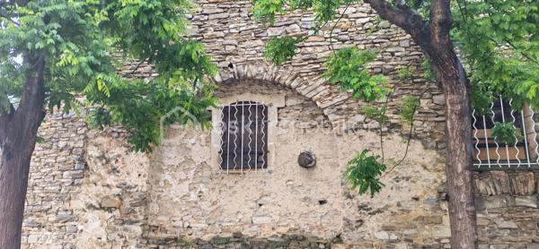Au cœur de Marguerittes, cette grange de 146 m² aux grands volumes et à la hauteur cathédrale de plus de 6 mètres offre un potentiel rare pour créer un loft d’exception, un atelier d’artiste, une maison d’architecte ou tout autre projet contemporain haut de gamme. Sa configuration permet d’aménager une cour intérieure privative, idéale pour accueillir une piscinette élégante ou un jacuzzi premium, offrant un espace de détente exclusif en plein village. Un bien unique, mêlant caractère, lumière et possibilités architecturales remarquables, à deux pas des commerces et commodités.