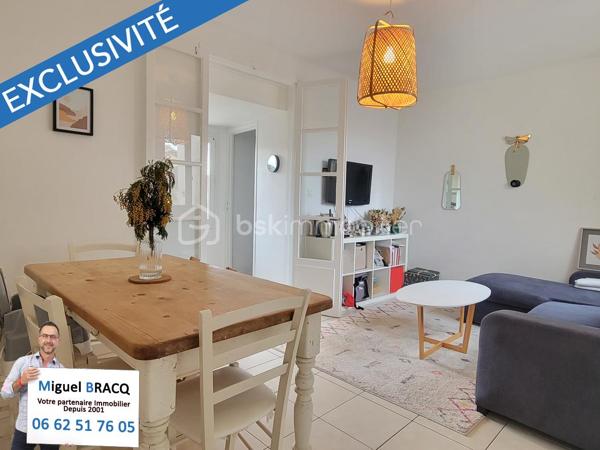 En Exclusivité - Produit rare sur ce secteur de Valras-Plage, idéalement situé dans le coeur de Valras, à deux pas des rues commerçantes et à 500 mètres, en ligne droite, de la plage du centre !!!
Bel appartement T3 de 59 m² habitables en bon état, situé au 1er étage d’une petite copro bénévole sans charges, de 2 lots seulement.
En très bon état, cet appartement traversant et lumineux comprend un séjour avec cuisine aménagée et cellier de 24 m² et une alcôve dans l’entrée pouvant faire office de chambre supplémentaire au besoin ou un bel agrandissement sur séjour !
Côté nuit, vous retrouverez deux autres chambres de 11 m² et l’autre de 9 m², un WC indépendant et une salle d’eau avec douche de pluie et meuble vasque.
Possédant une petite terrasse suspendue de 7 m², ce bel appartement avec des ouvertures en PVC double vitrage et deux climatisations réversibles vous accueille sur ce secteur très recherché de la station balnéaire pour une résidence secondaire à 2 pas du centre, avec en prime une petite terrasse ! Miguel Bracq, votre partenaire immo depuis 2001.