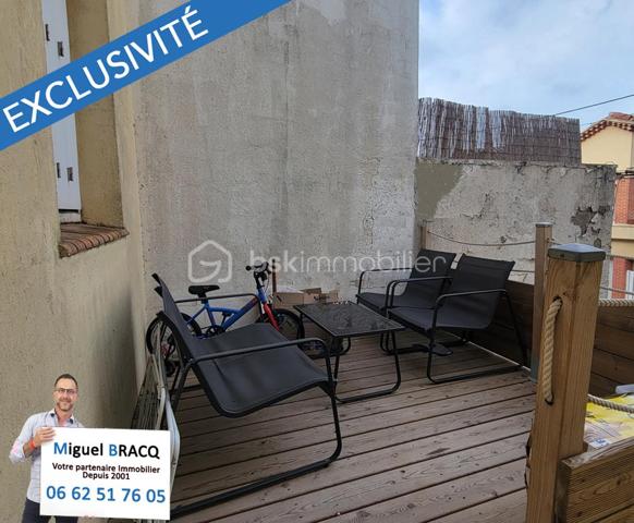 En Exclusivité - Produit rare sur ce secteur de Valras-Plage, idéalement situé dans le coeur de Valras, à deux pas des rues commerçantes et à 500 mètres, en ligne droite, de la plage du centre !!!
Bel appartement T3 de 59 m² habitables en bon état, situé au 1er étage d’une petite copro bénévole sans charges, de 2 lots seulement.
En très bon état, cet appartement traversant et lumineux comprend un séjour avec cuisine aménagée et cellier de 24 m² et une alcôve dans l’entrée pouvant faire office de chambre supplémentaire au besoin ou un bel agrandissement sur séjour !
Côté nuit, vous retrouverez deux autres chambres de 11 m² et l’autre de 9 m², un WC indépendant et une salle d’eau avec douche de pluie et meuble vasque.
Possédant une petite terrasse suspendue de 7 m², ce bel appartement avec des ouvertures en PVC double vitrage et deux climatisations réversibles vous accueille sur ce secteur très recherché de la station balnéaire pour une résidence secondaire à 2 pas du centre, avec en prime une petite terrasse ! Miguel Bracq, votre partenaire immo depuis 2001.