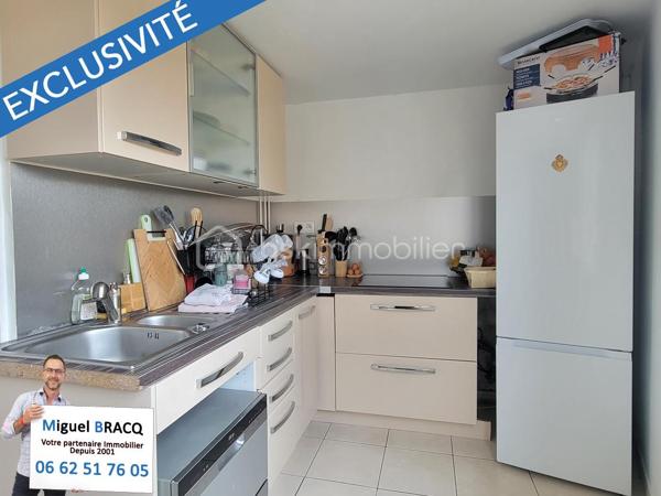 En Exclusivité - Produit rare sur ce secteur de Valras-Plage, idéalement situé dans le coeur de Valras, à deux pas des rues commerçantes et à 500 mètres, en ligne droite, de la plage du centre !!!
Bel appartement T3 de 59 m² habitables en bon état, situé au 1er étage d’une petite copro bénévole sans charges, de 2 lots seulement.
En très bon état, cet appartement traversant et lumineux comprend un séjour avec cuisine aménagée et cellier de 24 m² et une alcôve dans l’entrée pouvant faire office de chambre supplémentaire au besoin ou un bel agrandissement sur séjour !
Côté nuit, vous retrouverez deux autres chambres de 11 m² et l’autre de 9 m², un WC indépendant et une salle d’eau avec douche de pluie et meuble vasque.
Possédant une petite terrasse suspendue de 7 m², ce bel appartement avec des ouvertures en PVC double vitrage et deux climatisations réversibles vous accueille sur ce secteur très recherché de la station balnéaire pour une résidence secondaire à 2 pas du centre, avec en prime une petite terrasse ! Miguel Bracq, votre partenaire immo depuis 2001.