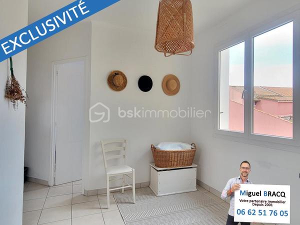 En Exclusivité - Produit rare sur ce secteur de Valras-Plage, idéalement situé dans le coeur de Valras, à deux pas des rues commerçantes et à 500 mètres, en ligne droite, de la plage du centre !!!
Bel appartement T3 de 59 m² habitables en bon état, situé au 1er étage d’une petite copro bénévole sans charges, de 2 lots seulement.
En très bon état, cet appartement traversant et lumineux comprend un séjour avec cuisine aménagée et cellier de 24 m² et une alcôve dans l’entrée pouvant faire office de chambre supplémentaire au besoin ou un bel agrandissement sur séjour !
Côté nuit, vous retrouverez deux autres chambres de 11 m² et l’autre de 9 m², un WC indépendant et une salle d’eau avec douche de pluie et meuble vasque.
Possédant une petite terrasse suspendue de 7 m², ce bel appartement avec des ouvertures en PVC double vitrage et deux climatisations réversibles vous accueille sur ce secteur très recherché de la station balnéaire pour une résidence secondaire à 2 pas du centre, avec en prime une petite terrasse ! Miguel Bracq, votre partenaire immo depuis 2001.
