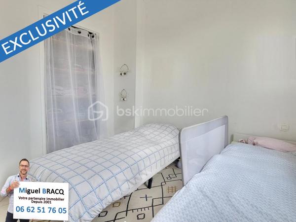 En Exclusivité - Produit rare sur ce secteur de Valras-Plage, idéalement situé dans le coeur de Valras, à deux pas des rues commerçantes et à 500 mètres, en ligne droite, de la plage du centre !!!
Bel appartement T3 de 59 m² habitables en bon état, situé au 1er étage d’une petite copro bénévole sans charges, de 2 lots seulement.
En très bon état, cet appartement traversant et lumineux comprend un séjour avec cuisine aménagée et cellier de 24 m² et une alcôve dans l’entrée pouvant faire office de chambre supplémentaire au besoin ou un bel agrandissement sur séjour !
Côté nuit, vous retrouverez deux autres chambres de 11 m² et l’autre de 9 m², un WC indépendant et une salle d’eau avec douche de pluie et meuble vasque.
Possédant une petite terrasse suspendue de 7 m², ce bel appartement avec des ouvertures en PVC double vitrage et deux climatisations réversibles vous accueille sur ce secteur très recherché de la station balnéaire pour une résidence secondaire à 2 pas du centre, avec en prime une petite terrasse ! Miguel Bracq, votre partenaire immo depuis 2001.
