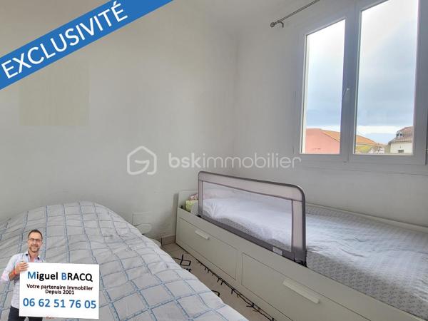En Exclusivité - Produit rare sur ce secteur de Valras-Plage, idéalement situé dans le coeur de Valras, à deux pas des rues commerçantes et à 500 mètres, en ligne droite, de la plage du centre !!!
Bel appartement T3 de 59 m² habitables en bon état, situé au 1er étage d’une petite copro bénévole sans charges, de 2 lots seulement.
En très bon état, cet appartement traversant et lumineux comprend un séjour avec cuisine aménagée et cellier de 24 m² et une alcôve dans l’entrée pouvant faire office de chambre supplémentaire au besoin ou un bel agrandissement sur séjour !
Côté nuit, vous retrouverez deux autres chambres de 11 m² et l’autre de 9 m², un WC indépendant et une salle d’eau avec douche de pluie et meuble vasque.
Possédant une petite terrasse suspendue de 7 m², ce bel appartement avec des ouvertures en PVC double vitrage et deux climatisations réversibles vous accueille sur ce secteur très recherché de la station balnéaire pour une résidence secondaire à 2 pas du centre, avec en prime une petite terrasse ! Miguel Bracq, votre partenaire immo depuis 2001.