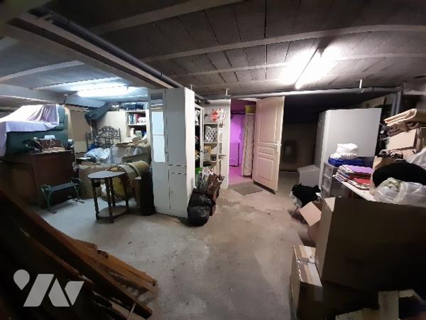 Une maison d'habitation sur sous-sol