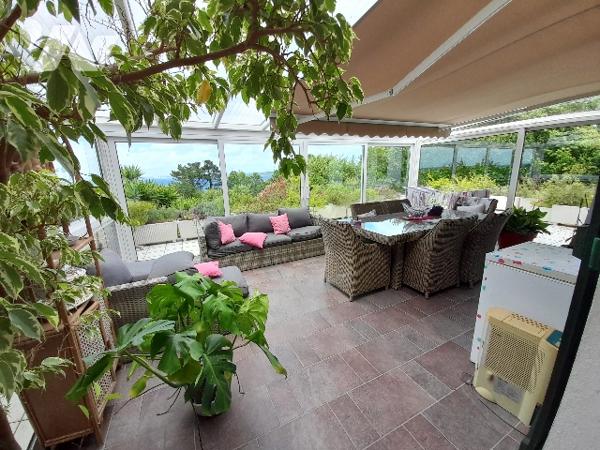 Une maison d'habitation sur sous-sol