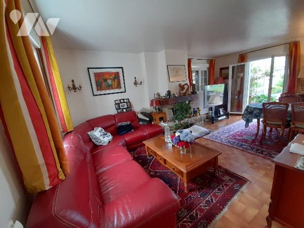 Une maison d'habitation sur sous-sol