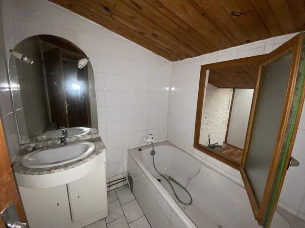 Vente                                                      Immeuble
                        
                     11 pièces                      135 m2                     à Damazan