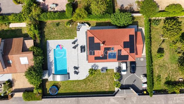 Chirens, En Exclusivité avec Nicolas SAPIN(ei)
Venez poser vos valises dans cette magnifique maison fruit d'une rénovation complète de plus de 186m2 sur un terrain de plus de 1000m2 avec piscine!
Vous saurez apprécier sa belle pièce de vie ouverte avec une cuisine équipée. 
Egalement de plain-pied, une suite parentale, une buanderie et toilette séparée.
A l'étage, une spacieuse pièce de vie avec une cuisine entièrement équipée, une salle de bain, deux chambres et toilette séparé.
Pour votre confort: climatisation réversible sur les deux niveaux, poêle à bois, double vitrage, cuisine d'été, abri piscine motorisé, terrain de pétanque, cour goudronnée. 
Un garage isolé avec porte automatique complète ce bien. 
Vous disposerez également d'une installation de 22 panneaux photovoltaïques développant 21 KWc! 
La rénovation de qualité et les multiples possibilités d'aménagement sont de réels atouts. 
A visiter sans tarder !