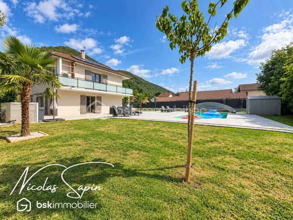 Chirens, En Exclusivité avec Nicolas SAPIN(ei)
Venez poser vos valises dans cette magnifique maison fruit d'une rénovation complète de plus de 186m2 sur un terrain de plus de 1000m2 avec piscine!
Vous saurez apprécier sa belle pièce de vie ouverte avec une cuisine équipée. 
Egalement de plain-pied, une suite parentale, une buanderie et toilette séparée.
A l'étage, une spacieuse pièce de vie avec une cuisine entièrement équipée, une salle de bain, deux chambres et toilette séparé.
Pour votre confort: climatisation réversible sur les deux niveaux, poêle à bois, double vitrage, cuisine d'été, abri piscine motorisé, terrain de pétanque, cour goudronnée. 
Un garage isolé avec porte automatique complète ce bien. 
Vous disposerez également d'une installation de 22 panneaux photovoltaïques développant 21 KWc! 
La rénovation de qualité et les multiples possibilités d'aménagement sont de réels atouts. 
A visiter sans tarder !