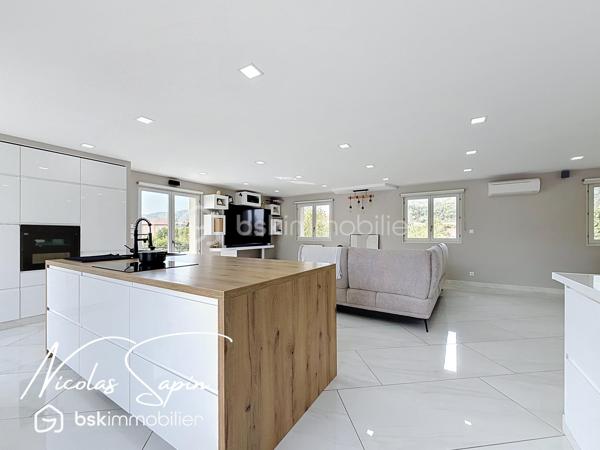 Chirens, En Exclusivité avec Nicolas SAPIN(ei)
Venez poser vos valises dans cette magnifique maison fruit d'une rénovation complète de plus de 186m2 sur un terrain de plus de 1000m2 avec piscine!
Vous saurez apprécier sa belle pièce de vie ouverte avec une cuisine équipée. 
Egalement de plain-pied, une suite parentale, une buanderie et toilette séparée.
A l'étage, une spacieuse pièce de vie avec une cuisine entièrement équipée, une salle de bain, deux chambres et toilette séparé.
Pour votre confort: climatisation réversible sur les deux niveaux, poêle à bois, double vitrage, cuisine d'été, abri piscine motorisé, terrain de pétanque, cour goudronnée. 
Un garage isolé avec porte automatique complète ce bien. 
Vous disposerez également d'une installation de 22 panneaux photovoltaïques développant 21 KWc! 
La rénovation de qualité et les multiples possibilités d'aménagement sont de réels atouts. 
A visiter sans tarder !