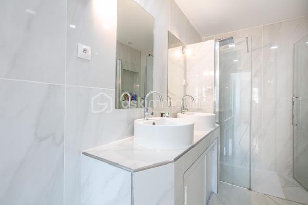 Chirens, En Exclusivité avec Nicolas SAPIN(ei)
Venez poser vos valises dans cette magnifique maison fruit d'une rénovation complète de plus de 186m2 sur un terrain de plus de 1000m2 avec piscine!
Vous saurez apprécier sa belle pièce de vie ouverte avec une cuisine équipée. 
Egalement de plain-pied, une suite parentale, une buanderie et toilette séparée.
A l'étage, une spacieuse pièce de vie avec une cuisine entièrement équipée, une salle de bain, deux chambres et toilette séparé.
Pour votre confort: climatisation réversible sur les deux niveaux, poêle à bois, double vitrage, cuisine d'été, abri piscine motorisé, terrain de pétanque, cour goudronnée. 
Un garage isolé avec porte automatique complète ce bien. 
Vous disposerez également d'une installation de 22 panneaux photovoltaïques développant 21 KWc! 
La rénovation de qualité et les multiples possibilités d'aménagement sont de réels atouts. 
A visiter sans tarder !