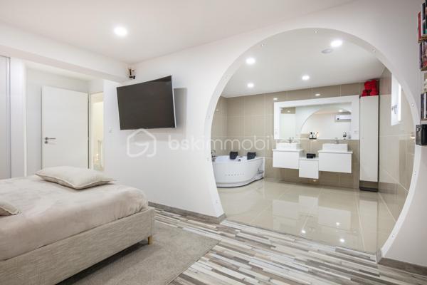 Chirens, En Exclusivité avec Nicolas SAPIN(ei)
Venez poser vos valises dans cette magnifique maison fruit d'une rénovation complète de plus de 186m2 sur un terrain de plus de 1000m2 avec piscine!
Vous saurez apprécier sa belle pièce de vie ouverte avec une cuisine équipée. 
Egalement de plain-pied, une suite parentale, une buanderie et toilette séparée.
A l'étage, une spacieuse pièce de vie avec une cuisine entièrement équipée, une salle de bain, deux chambres et toilette séparé.
Pour votre confort: climatisation réversible sur les deux niveaux, poêle à bois, double vitrage, cuisine d'été, abri piscine motorisé, terrain de pétanque, cour goudronnée. 
Un garage isolé avec porte automatique complète ce bien. 
Vous disposerez également d'une installation de 22 panneaux photovoltaïques développant 21 KWc! 
La rénovation de qualité et les multiples possibilités d'aménagement sont de réels atouts. 
A visiter sans tarder !