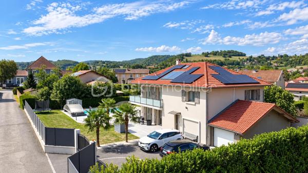 Chirens, En Exclusivité avec Nicolas SAPIN(ei)
Venez poser vos valises dans cette magnifique maison fruit d'une rénovation complète de plus de 186m2 sur un terrain de plus de 1000m2 avec piscine!
Vous saurez apprécier sa belle pièce de vie ouverte avec une cuisine équipée. 
Egalement de plain-pied, une suite parentale, une buanderie et toilette séparée.
A l'étage, une spacieuse pièce de vie avec une cuisine entièrement équipée, une salle de bain, deux chambres et toilette séparé.
Pour votre confort: climatisation réversible sur les deux niveaux, poêle à bois, double vitrage, cuisine d'été, abri piscine motorisé, terrain de pétanque, cour goudronnée. 
Un garage isolé avec porte automatique complète ce bien. 
Vous disposerez également d'une installation de 22 panneaux photovoltaïques développant 21 KWc! 
La rénovation de qualité et les multiples possibilités d'aménagement sont de réels atouts. 
A visiter sans tarder !