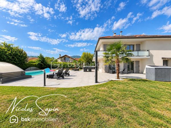Chirens, En Exclusivité avec Nicolas SAPIN(ei)
Venez poser vos valises dans cette magnifique maison fruit d'une rénovation complète de plus de 186m2 sur un terrain de plus de 1000m2 avec piscine!
Vous saurez apprécier sa belle pièce de vie ouverte avec une cuisine équipée. 
Egalement de plain-pied, une suite parentale, une buanderie et toilette séparée.
A l'étage, une spacieuse pièce de vie avec une cuisine entièrement équipée, une salle de bain, deux chambres et toilette séparé.
Pour votre confort: climatisation réversible sur les deux niveaux, poêle à bois, double vitrage, cuisine d'été, abri piscine motorisé, terrain de pétanque, cour goudronnée. 
Un garage isolé avec porte automatique complète ce bien. 
Vous disposerez également d'une installation de 22 panneaux photovoltaïques développant 21 KWc! 
La rénovation de qualité et les multiples possibilités d'aménagement sont de réels atouts. 
A visiter sans tarder !